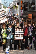 原宿の竹下通りをバックに撮影するBOYS AND MENのメンバー。