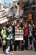 原宿の竹下通りをバックに撮影するBOYS AND MENのメンバー。