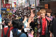 ファンと交流するBOYS AND MENのメンバー。