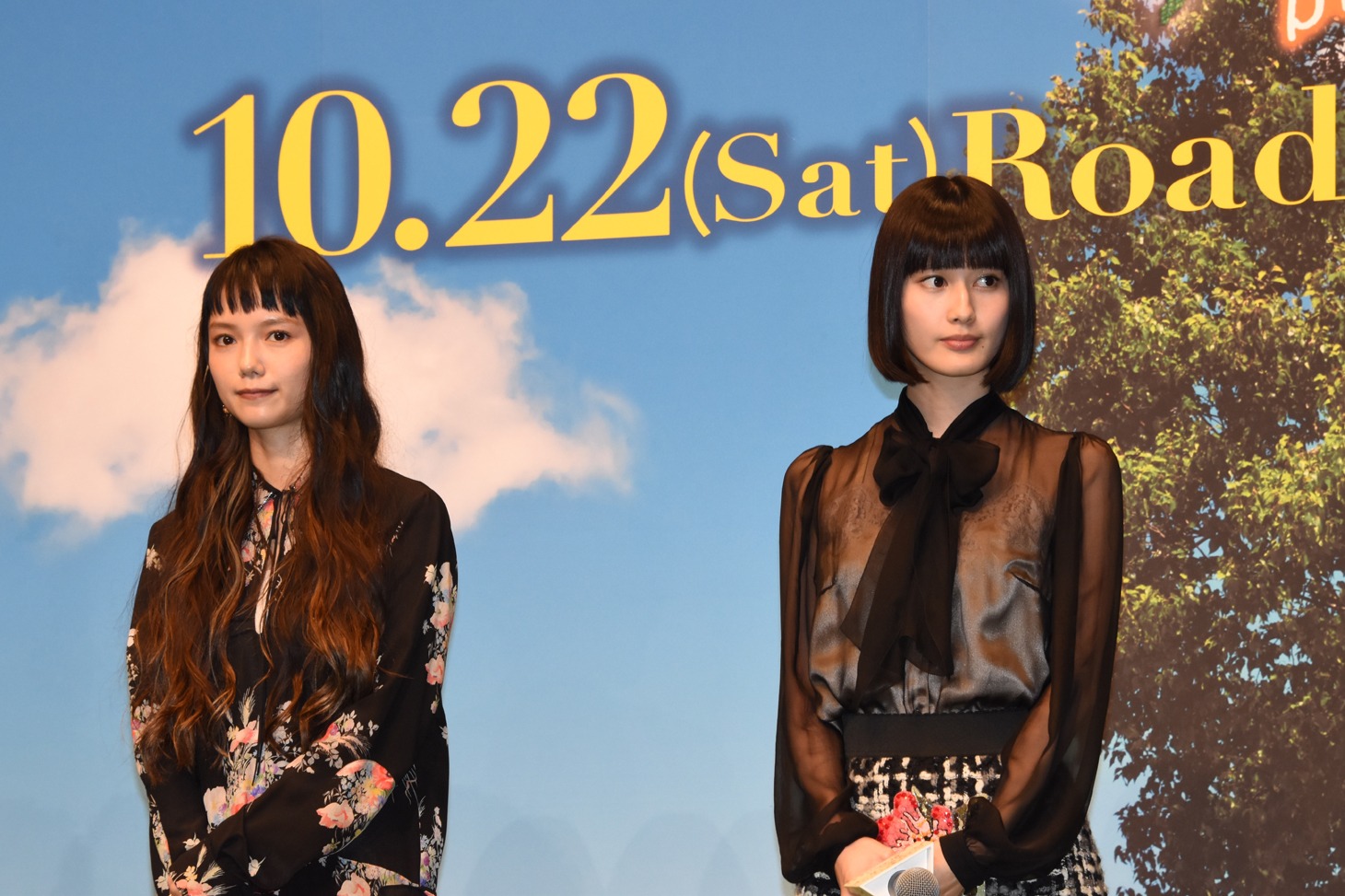 左から宮崎あおい、橋本愛。