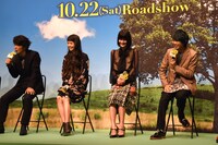 左からユースケ・サンタマリア、宮崎あおい、橋本愛、須賀健太。