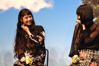 左から宮崎あおい、橋本愛。