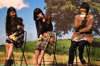 左から宮崎あおい、橋本愛、須賀健太。