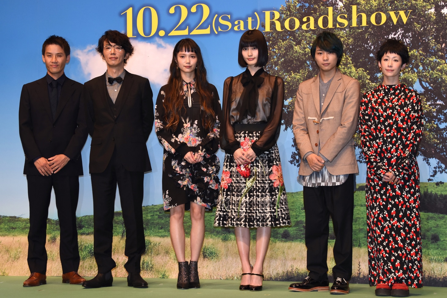 「バースデーカード」完成報告会見の様子。左から吉田康弘、ユースケ・サンタマリア、宮崎あおい、橋本愛、須賀健太、木村カエラ。
