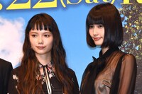 左から宮崎あおい、橋本愛。