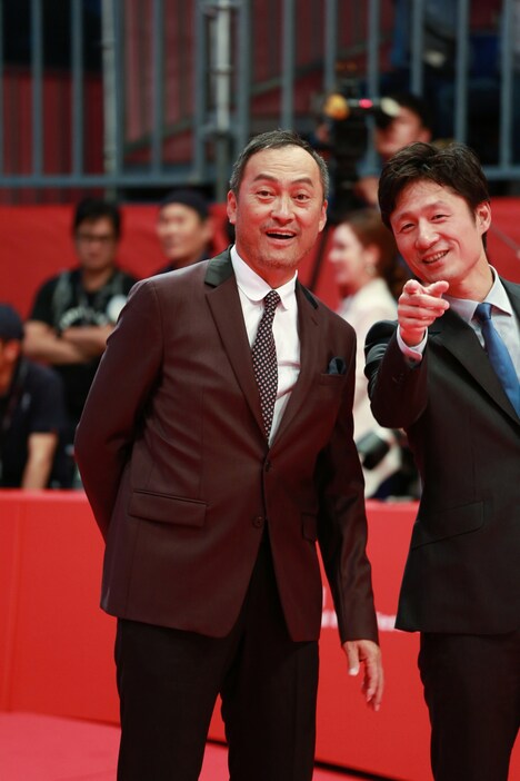 第21回釜山国際映画祭開幕式の様子。左から渡辺謙、李相日。