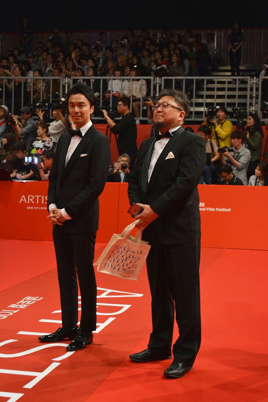 第21回釜山国際映画祭開幕式の様子。左から長谷川博己、樋口真嗣。