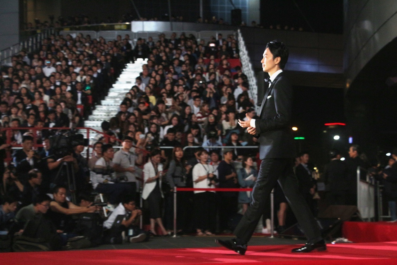 レッドカーペットを闊歩する長谷川博己。