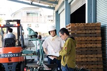 「続・深夜食堂」撮影現場の様子。左から池松壮亮、松岡錠司。