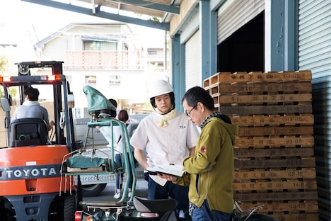 「続・深夜食堂」撮影現場の様子。左から池松壮亮、松岡錠司。