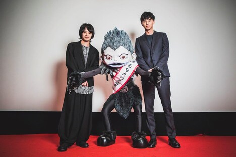 東出昌大（右）と池松壮亮（左）。