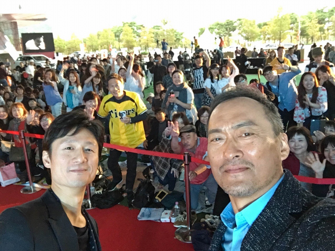左から李相日、渡辺謙。