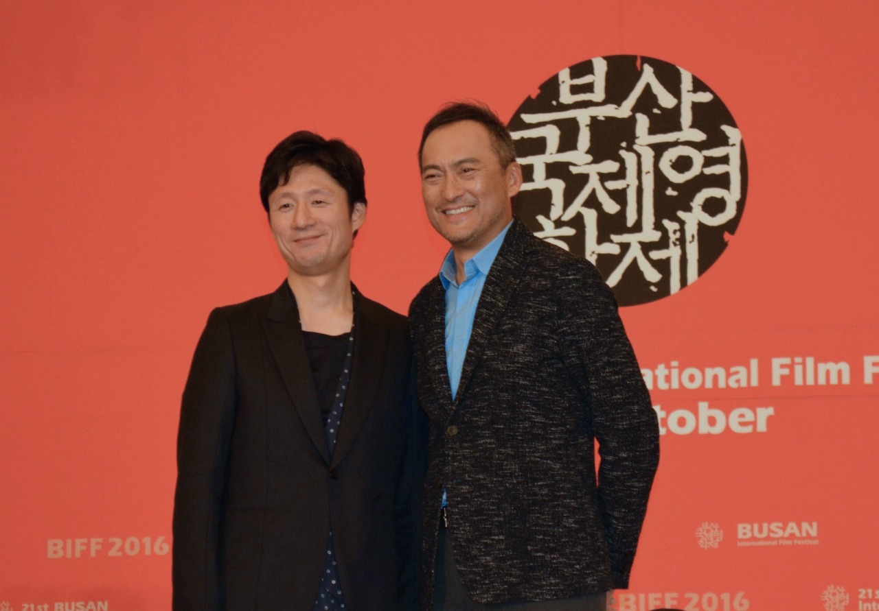 第21回釜山国際映画祭の公式会見に出席した李相日（左）と渡辺謙（右）。