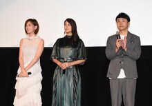 「少女」初日舞台挨拶より、左から本田翼、山本美月、児嶋一哉。