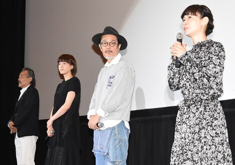 「お父さんと伊藤さん」初日舞台挨拶より、左から藤竜也、上野樹里、リリー・フランキー、タナダユキ。