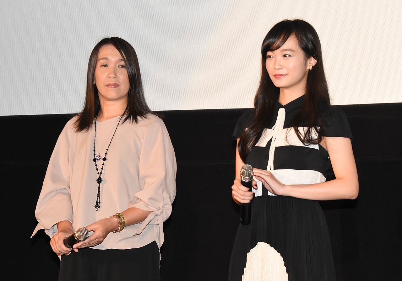 「少女」初日舞台挨拶より、湊かなえ（左）と佐藤玲（右）。