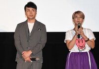 「少女」初日舞台挨拶より、児嶋一哉（左）と三島有紀子（右）。