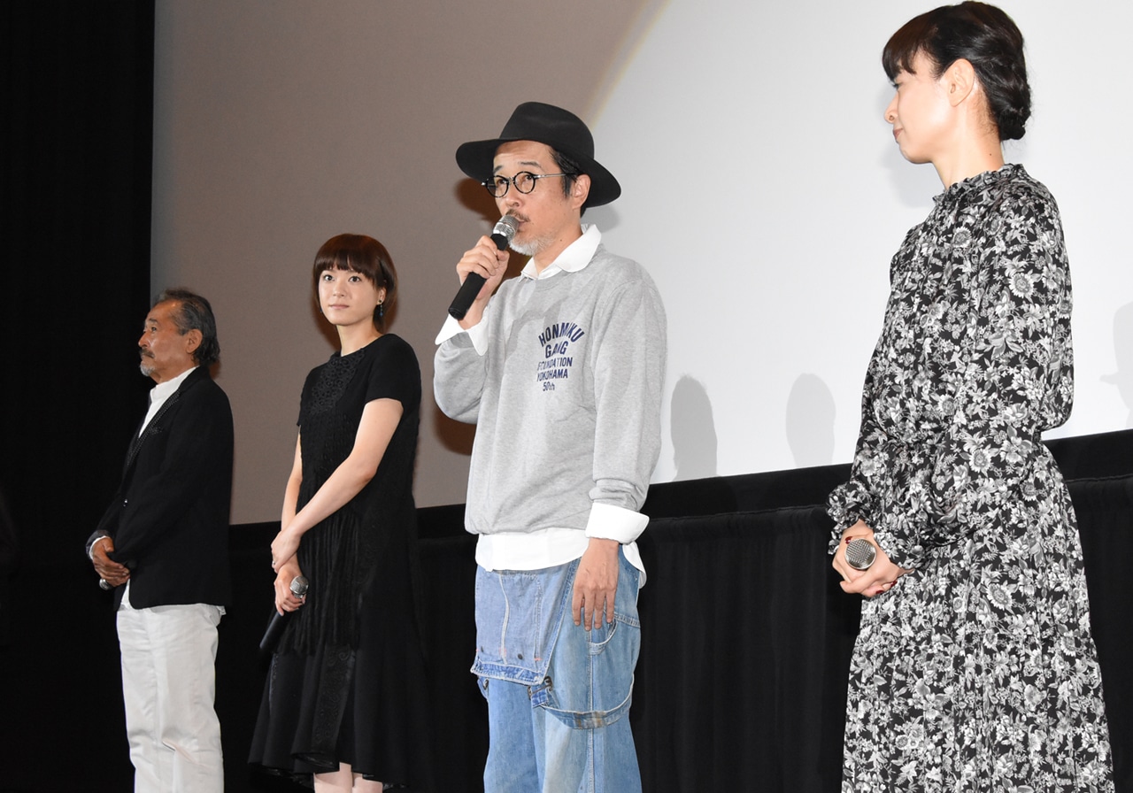 「お父さんと伊藤さん」初日舞台挨拶より、左から藤竜也、上野樹里、リリー・フランキー、タナダユキ。