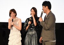 「少女」初日舞台挨拶より、左から本田翼、山本美月、児嶋一哉。