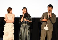 「少女」初日舞台挨拶より、左から本田翼、山本美月、児嶋一哉。