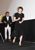 「お父さんと伊藤さん」初日舞台挨拶より、降壇する藤竜也（左）と上野樹里（右）。