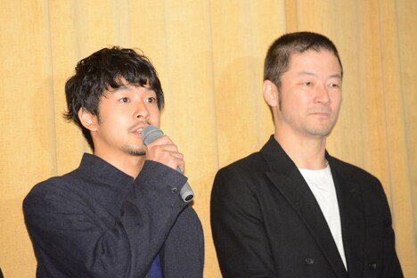 左から太賀、浅野忠信。