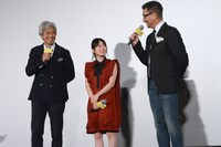 昔からの“戦友”だと伝え合う中井貴一（右）と時任三郎（左）。