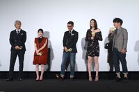 「グッドモーニングショー」初日舞台挨拶の様子。左から時任三郎、志田未来、中井貴一、長澤まさみ、濱田岳。
