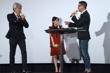 くじ引きの際、時任三郎（左）の不正を疑う中井貴一（右）。