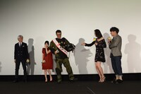 防爆スーツを着用して必死に歩く中井貴一（中央）。