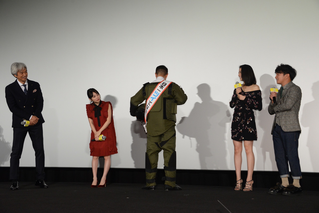 「日本一ツイてない男」と書かれたタスキを見せる中井貴一。