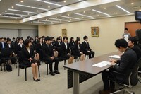「何者」特別宣伝隊長を決める模擬面接の様子。