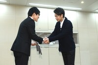 「何者」特別宣伝隊長に任命された早稲田大学3年生・齊藤弘樹さん（左）と固い握手を交わす佐藤健（右）。