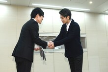 「何者」特別宣伝隊長に任命された早稲田大学3年生・齊藤弘樹さん（左）と固い握手を交わす佐藤健（右）。