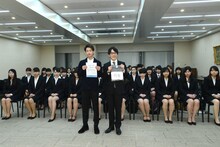 「何者」学生限定試写会にて、佐藤健（左）と特別宣伝隊長に任命された早稲田大学3年生・齊藤弘樹さん（右）。