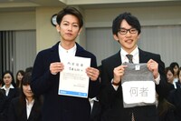 「何者」学生限定試写会にて、佐藤健（左）と特別宣伝隊長に任命された早稲田大学3年生・齊藤弘樹さん（右）。