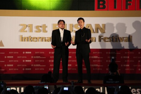 第21回釜山国際映画祭舞台挨拶の様子。左から樋口真嗣、長谷川博己。