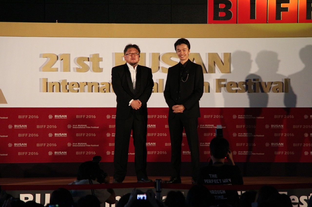 第21回釜山国際映画祭舞台挨拶の様子。左から樋口真嗣、長谷川博己。