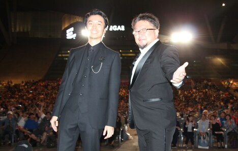 第21回釜山国際映画祭舞台挨拶の様子。左から長谷川博己、樋口真嗣。