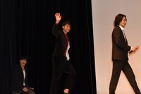 「ドライブサーガ 仮面ライダーマッハ／仮面ライダーハート」完成披露舞台挨拶の様子。