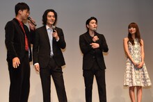 左から竹内涼真、蕨野友也、稲葉友、内田理央。