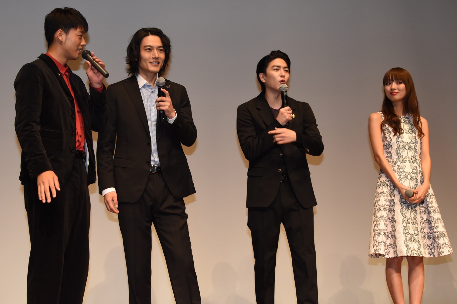 左から竹内涼真、蕨野友也、稲葉友、内田理央。