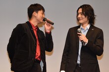 左から竹内涼真、蕨野友也。