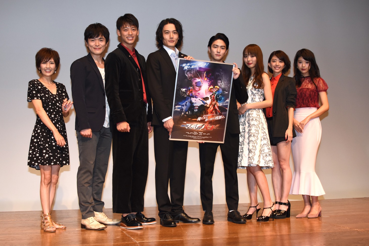 「ドライブサーガ 仮面ライダーマッハ／仮面ライダーハート」完成披露舞台挨拶の様子。
