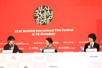 第21回釜山国際映画祭での記者会見の様子。左から新海誠、上白石萌音、神木隆之介。