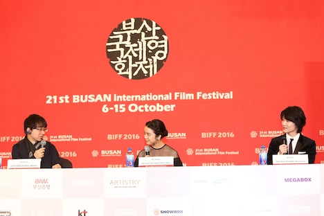 第21回釜山国際映画祭での記者会見の様子。左から新海誠、上白石萌音、神木隆之介。