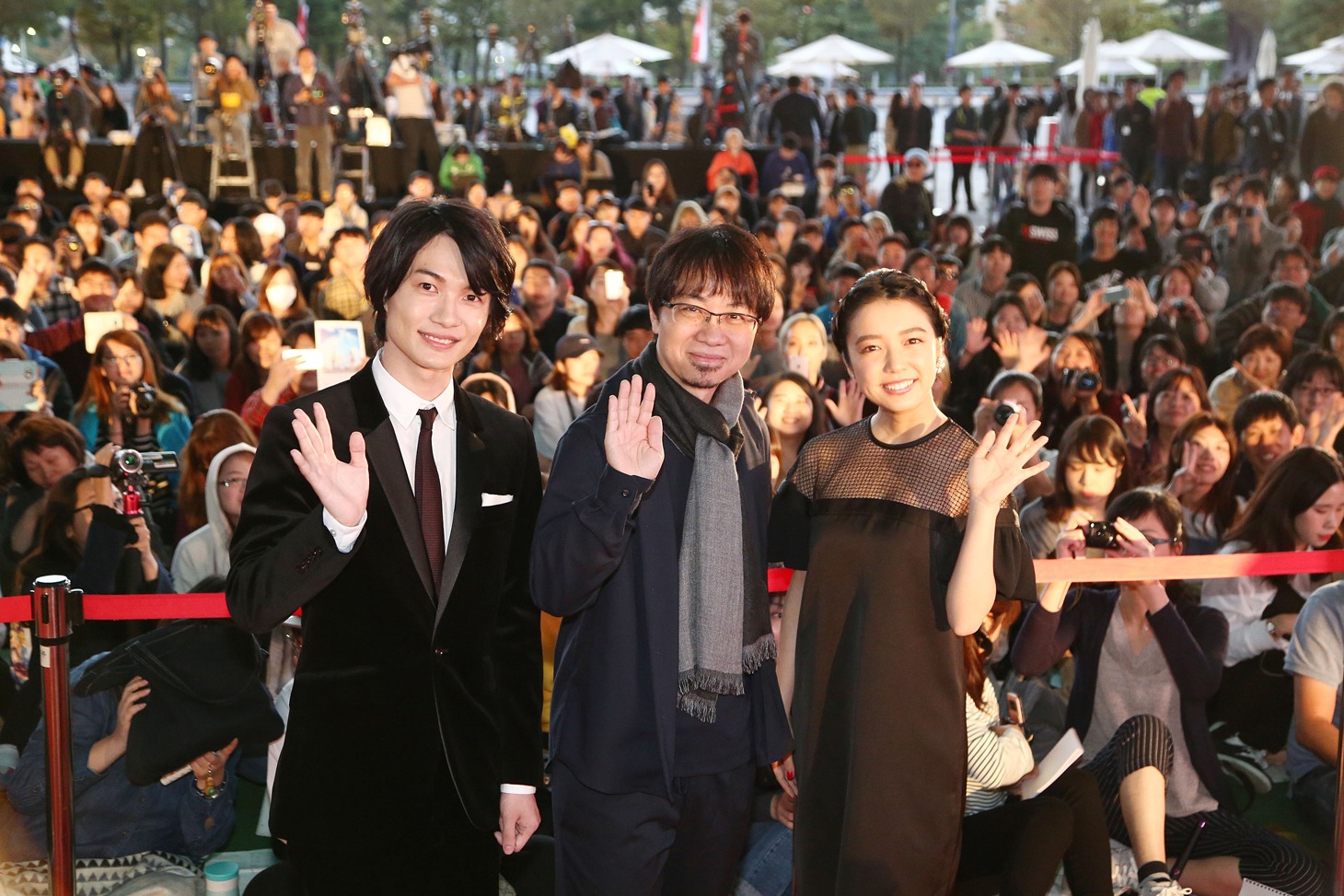 野外舞台挨拶の様子。左から神木隆之介、新海誠、上白石萌音。