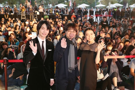 野外舞台挨拶の様子。左から神木隆之介、新海誠、上白石萌音。