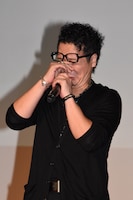 泣きマネをするやべきょうすけ。