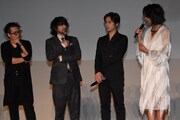 左からやべきょうすけ、山田孝之、崎本大海、高橋メアリージュン。